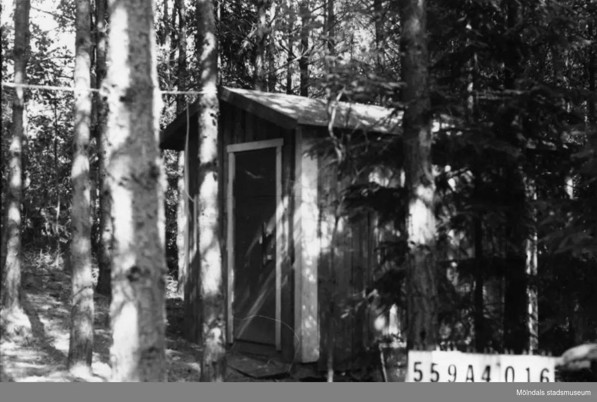 Byggnadsinventering i Lindome 1968. Högsered 1:14.
Hus nr: 559A4016.
Benämning: redskapsbod.
Kvalitet: mindre god.
Material: trä.
Övrigt: ligger gömt i skogen.
Tillfartsväg: ej framkomlig.
