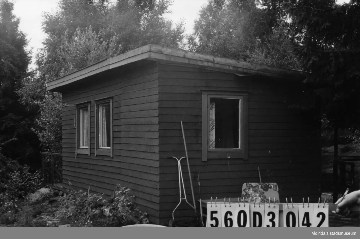 Byggnadsinventering i Lindome 1968. Fagered (2:44).
Hus nr: 560D3042.
Benämning: fritidshus och redskapsbod.
Kvalitet, fritidshus: god.
Kvalitet, redskapsbod: mindre god.
Material: trä.
Tillfartsväg: ej framkomlig.