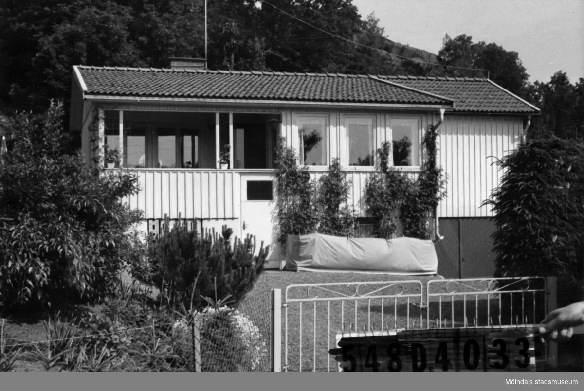 Byggnadsinventering i Lindome 1968. Hällesås 1:58.
Hus nr: 548C3007.
Benämning: fritidshus.
Kvalitet: god.
Material: trä.
Tillfartsväg: framkomlig.
Renhållning: soptömning.