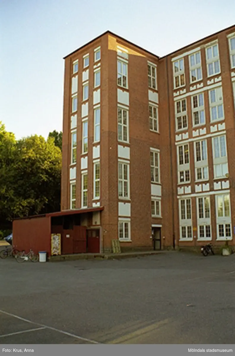 Kängurun 18 - Krokslätts fabriker f. d. Spinneriet från nordost, del av fasad.