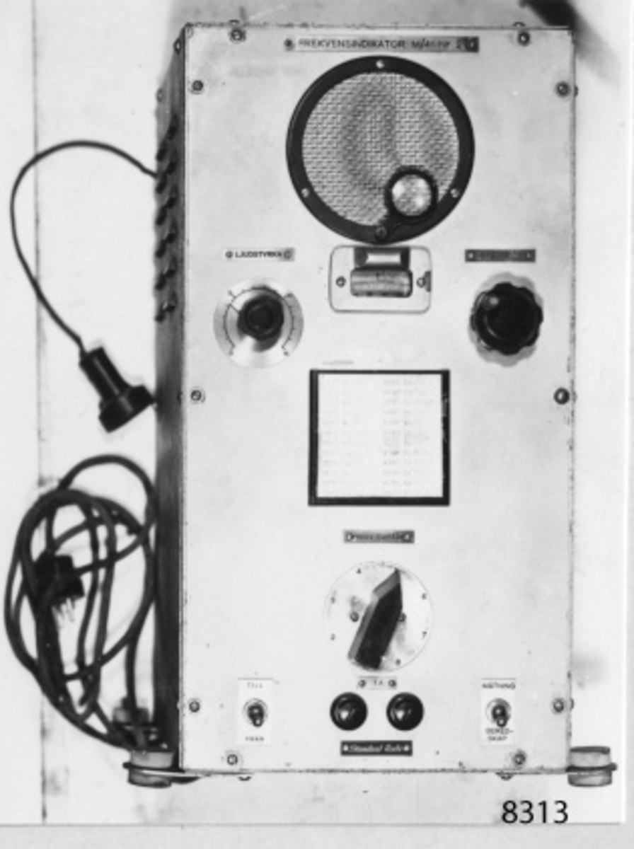Indikatorn är innesluten i en plåtlåda med rattar och strömbrytare på framsidan. Märkt på framsidans övre del: Frekvensindikator M/41 nr 2. Nederst på samma sida: Standard Radio.