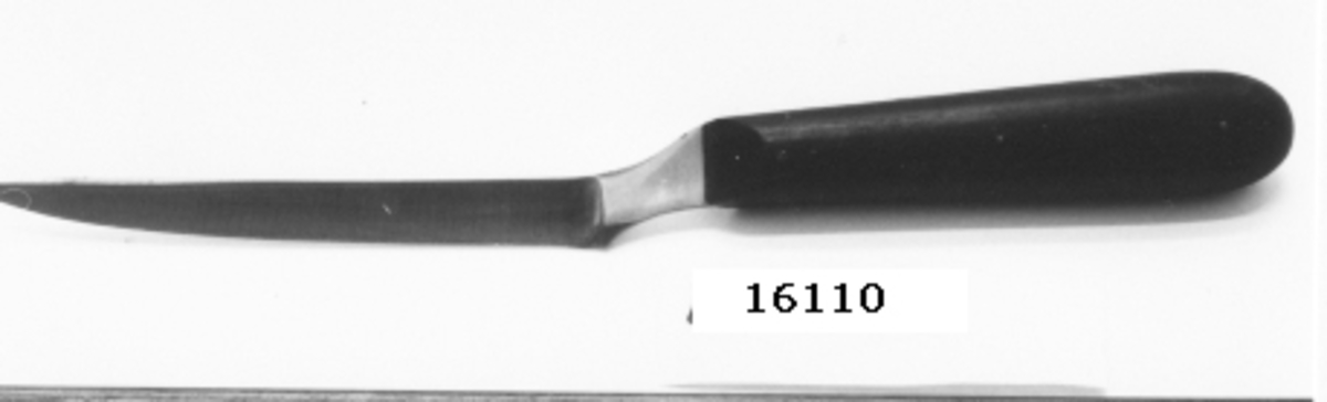 Obduktionskniv med svart skaft. Knivbladet rakt med övergången till skaftet vinklat.