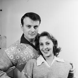 Mette Lange-Nielsen og Per Lillo-Stenberg viser strikkegense