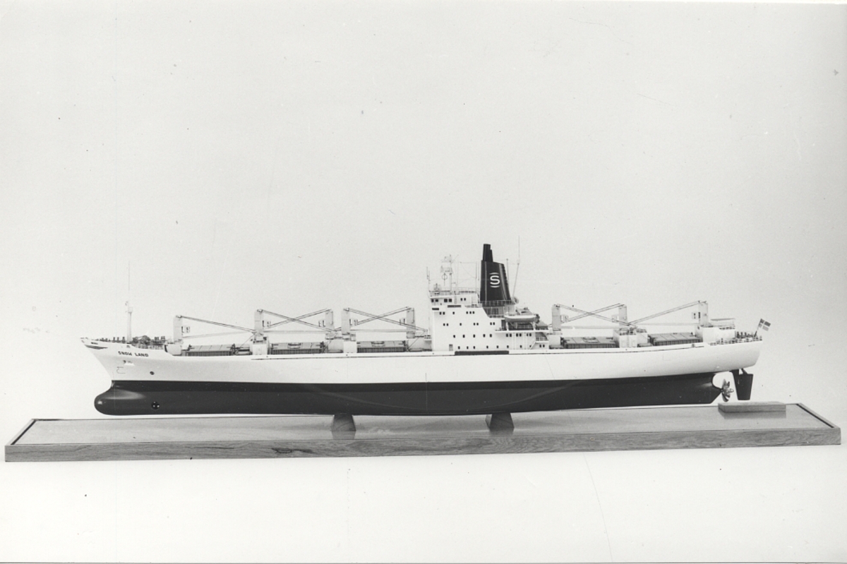 Fartygsmodell av kyllastfartygen SNOW LAND.