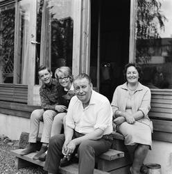 Hjemme hos Alf Prøysen med familie i nytt hus i Nittedal.