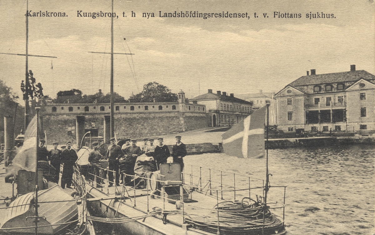 Vykort från Kungsbron - till höger nya Landshövdingsresidenset, till vänster flottans sjukhus.