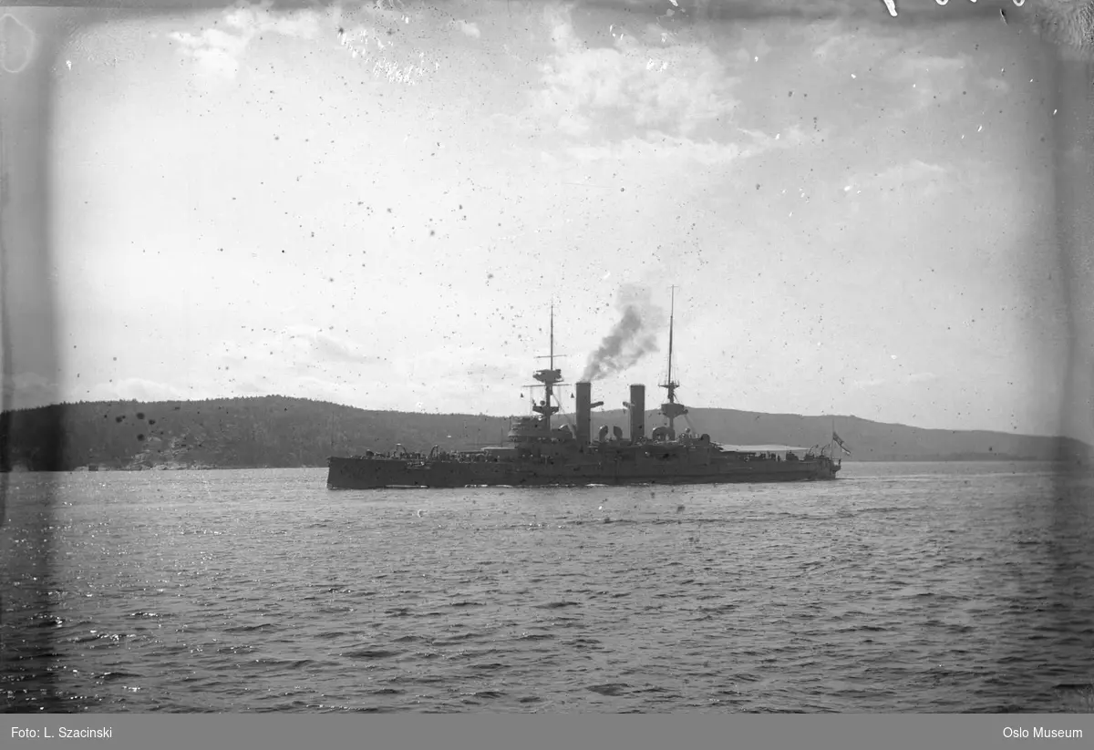 britisk flåtebesøk, fjord, marinefartøy, slagskip HMS Swiftsure, fjord
