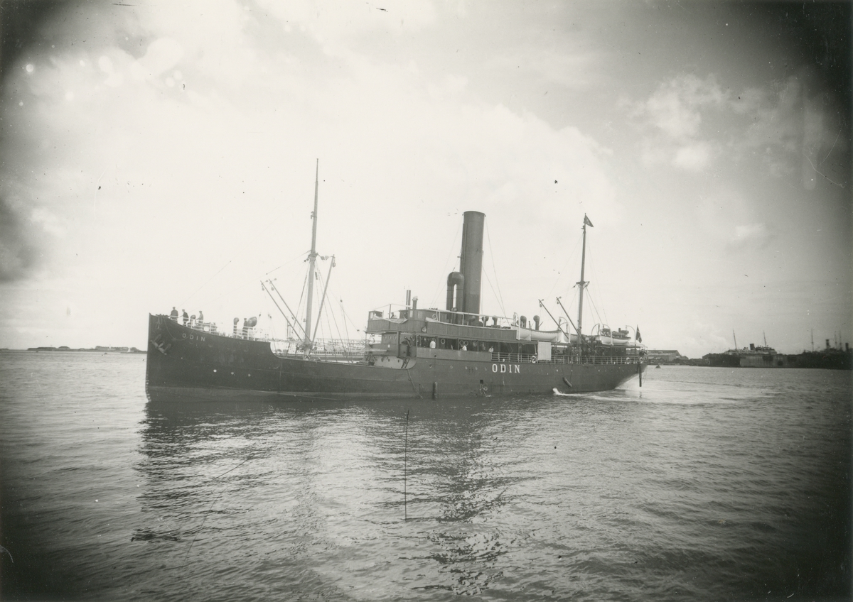 Foto i svartvitt visande passagerar - lastångfartyget Odin av Köpenhamn i Köpenhamn under 1930-talet
