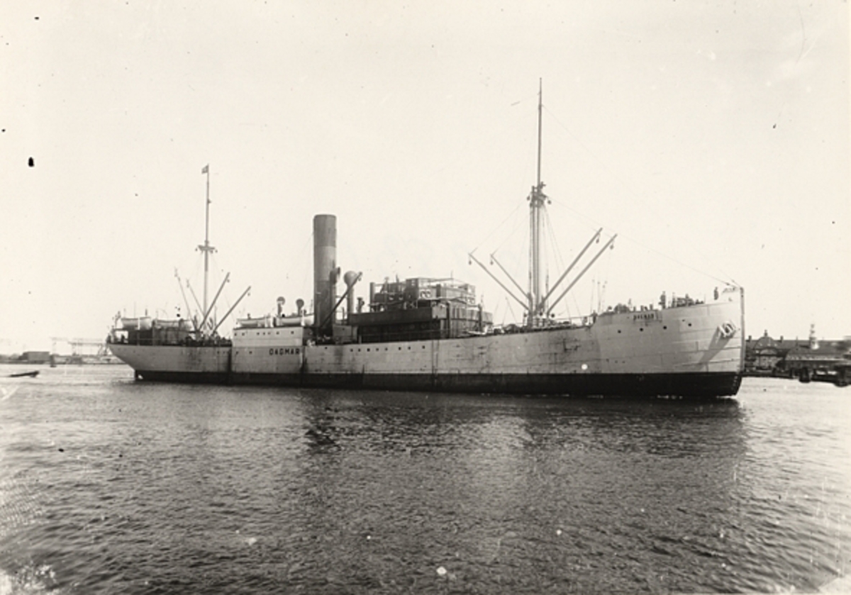Foto i svartvitt visande lastångfartyget "DAGMAR" av Aalborg i Köpenhamn.