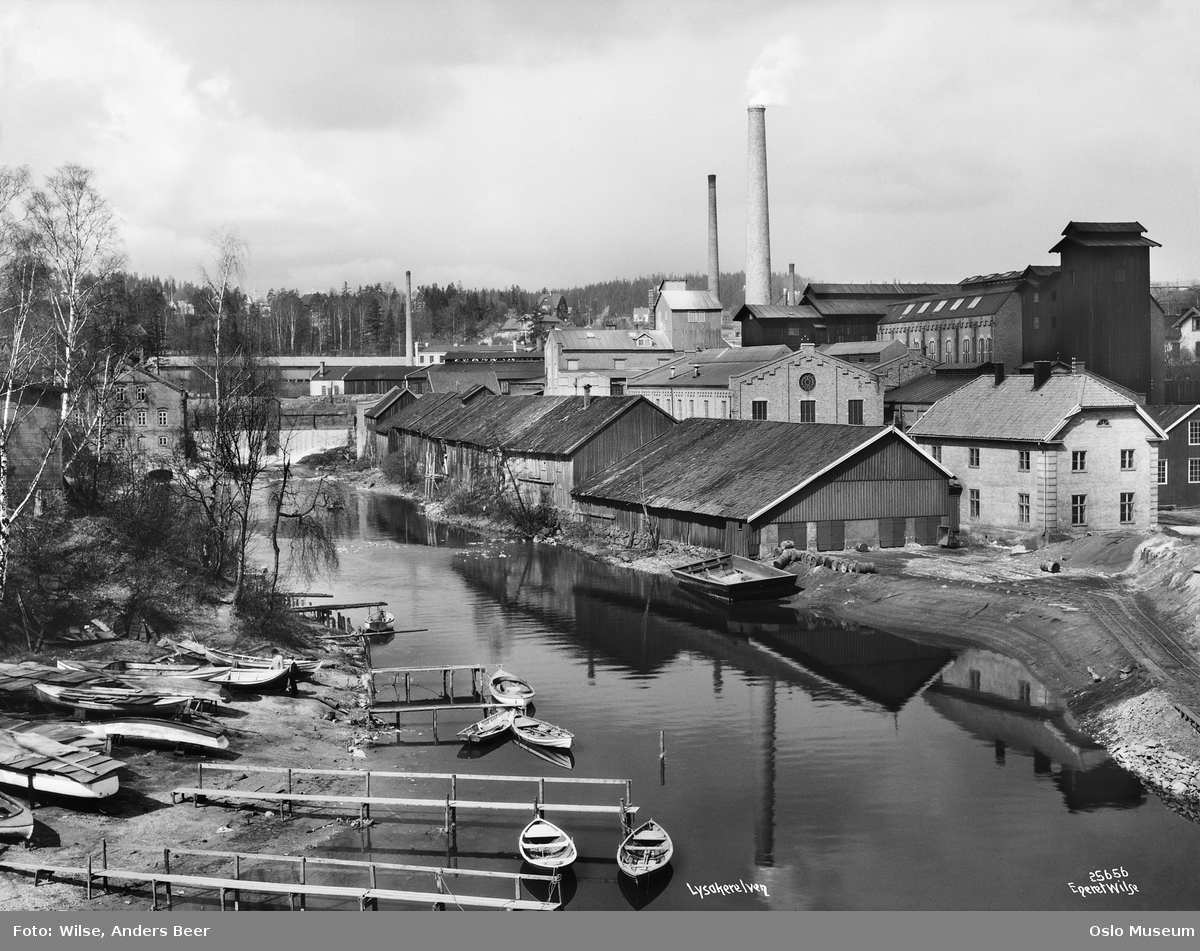 elv, småbåthavn, robåter, fabrikkbygninger, Lysaker Kemiske Fabrik