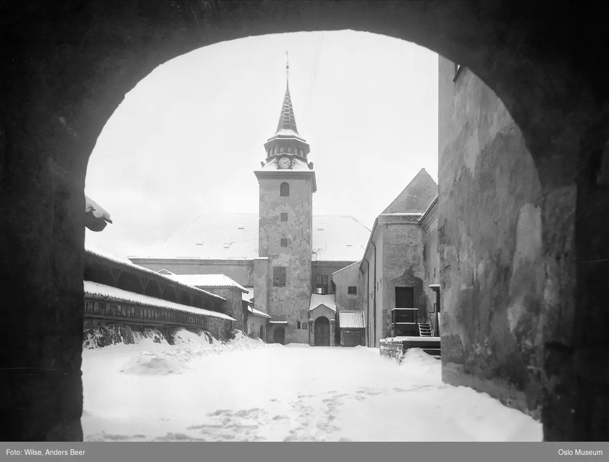 Akershus festning, port, gårdsrom, Akershus slottskirke (Garnisonskirken), snø