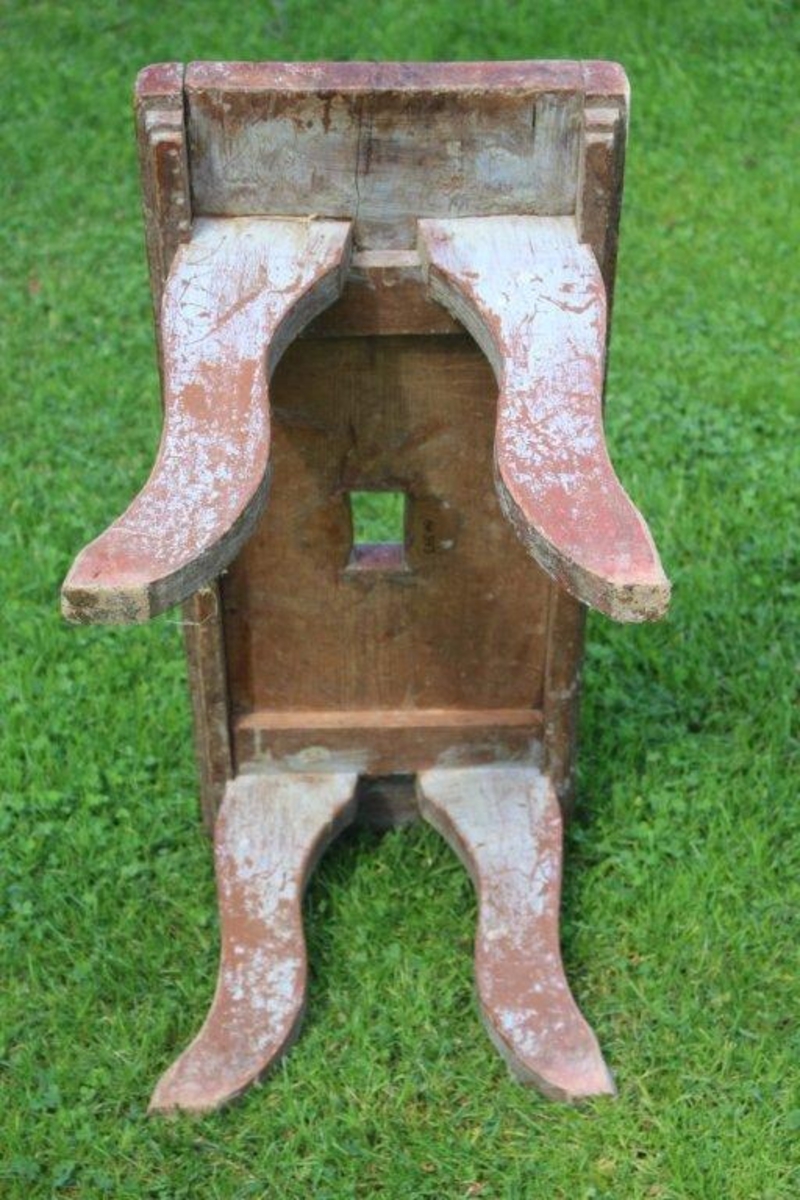 Form: Rektangulært sete med firkantet hull. 4 svungne ben
