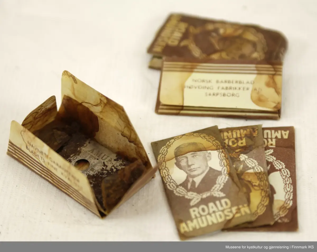 Barberbladpakken er utført i brun og kremhvit papp med portrett av Roald Amundsen på fremsiden. Pakken inneholder 5 barberblad enkeltvis innpakket, alle merket med produsentnavn og bilde av Roald Amundsen. Barberbladene er sterkt korroderte og derfor svært skjøre. Emballasjen bærer preg av vannskade.