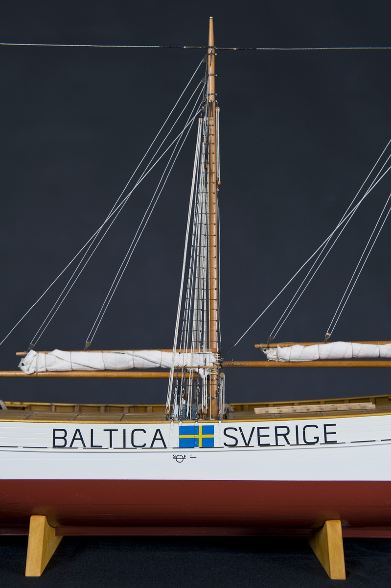 Detaljbild av modell av tremastskonaren BALTICA, byggd i Sjöhistoriska museets modellverkstad av Stefan Bruhn och Jan Claesson