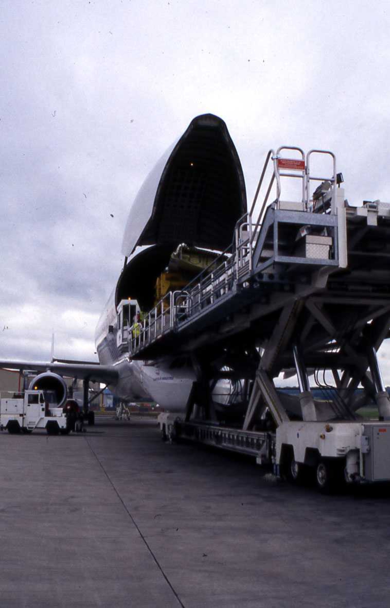 Ett fly på bakken. Airbus A300-600ST Super Transporte " Beluga 4" 