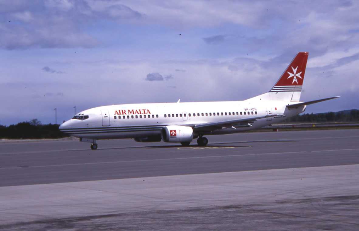 Ett fly på bakken, Boeing 737-382 9H-ADN Fra Air Malta. OSL Gardermoen, NORGE.