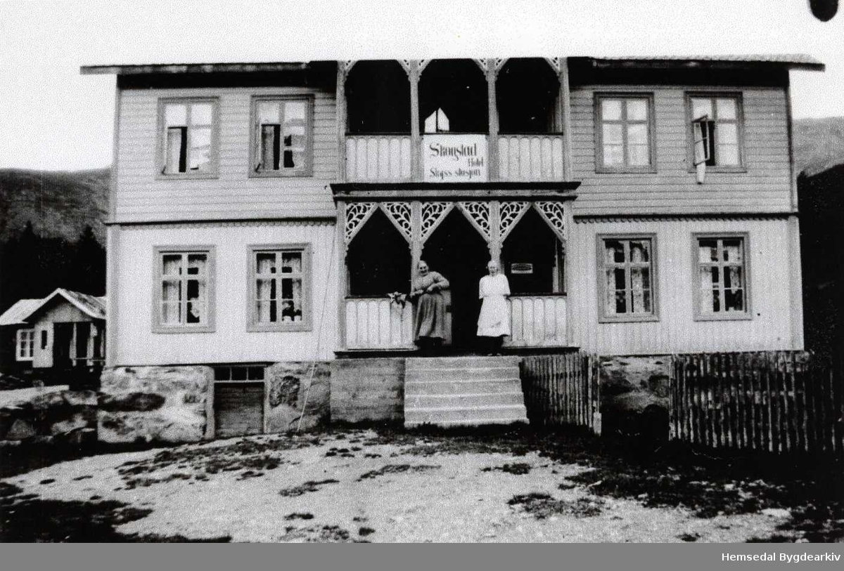 Skogstad Hotell og Skysstasjon opna i 1905. Vart då bygd som kombinert bustad og hotell av Ola og Gunvor Kirkebøen. 