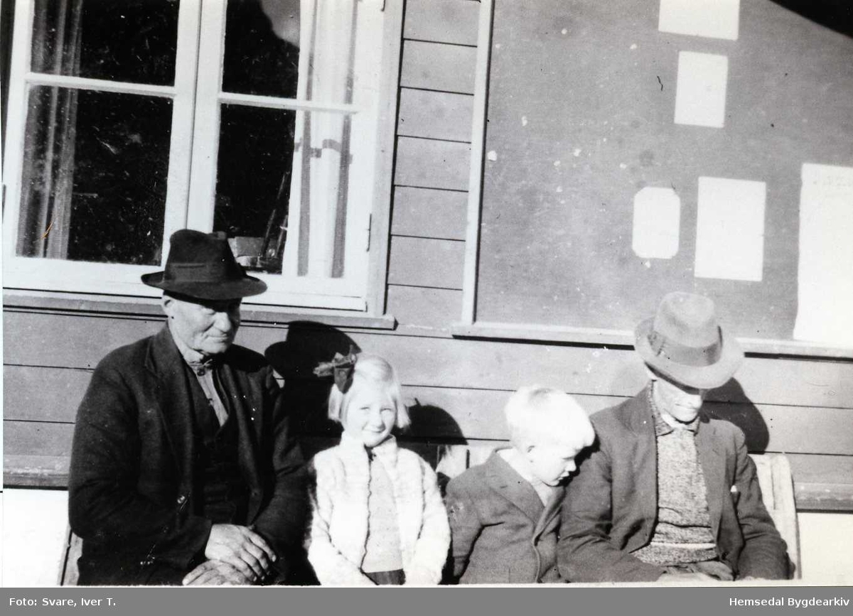 Frå venstre: Alfred Walin, Kari Svare, Tor Svare og Eirik Trøim.
Biletet er teke kring 1940.