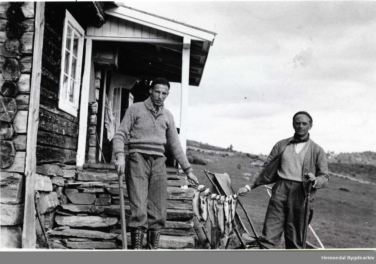Bykarar med fiskefangst på Sørehjallen i Hemsedal, ca. 1935.