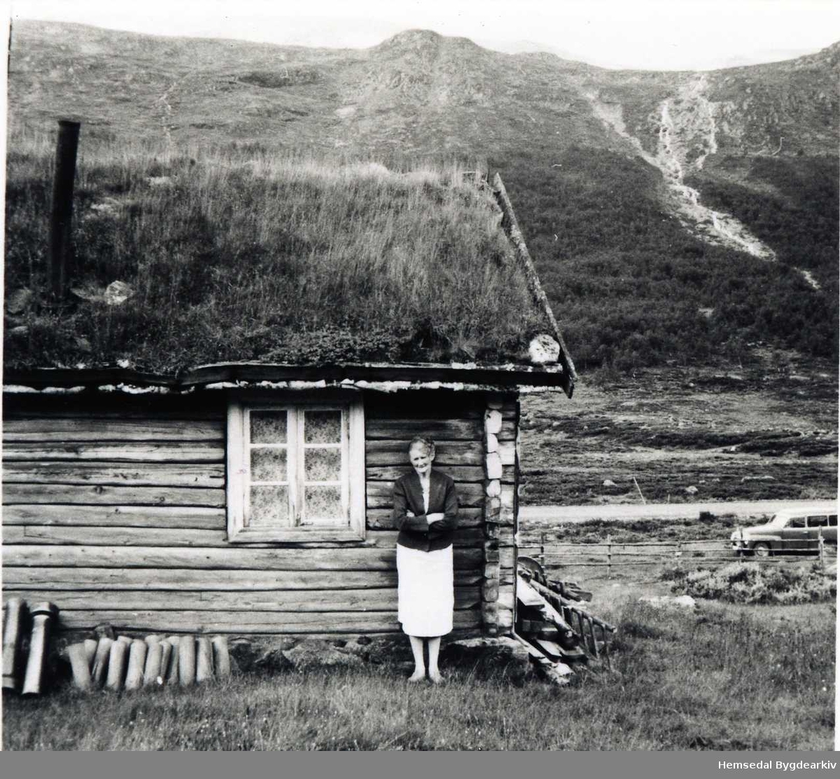 Sildegjerde på Bakkestølane i Hemsedal kring 1950
Margit Ødegård ved stølsbua