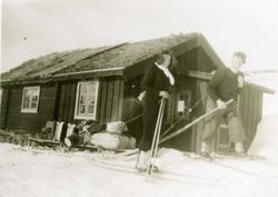 Gudrun Holde og Jakob Holde i Holdeskaret i Hemsedal i 1946.