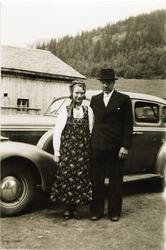 Kari Eikre og Svein Eikre på Bakko i Hemsedal, ca. 1940.
Sve