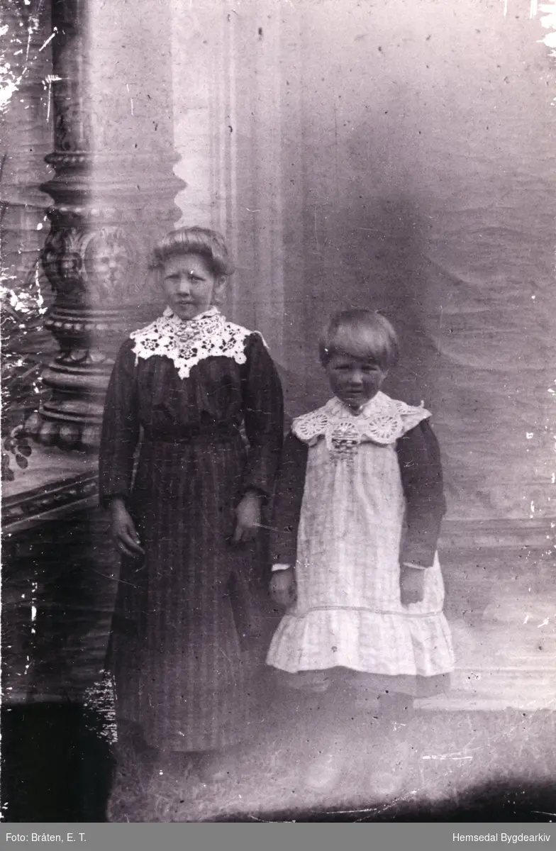 To systrer frå Tuv
Frå venstre: Barbro Fekene, fødd 1902, gift Ødegård
og Margit Fekene, fødd 1905.
Biletet er teke ca. 1912.
