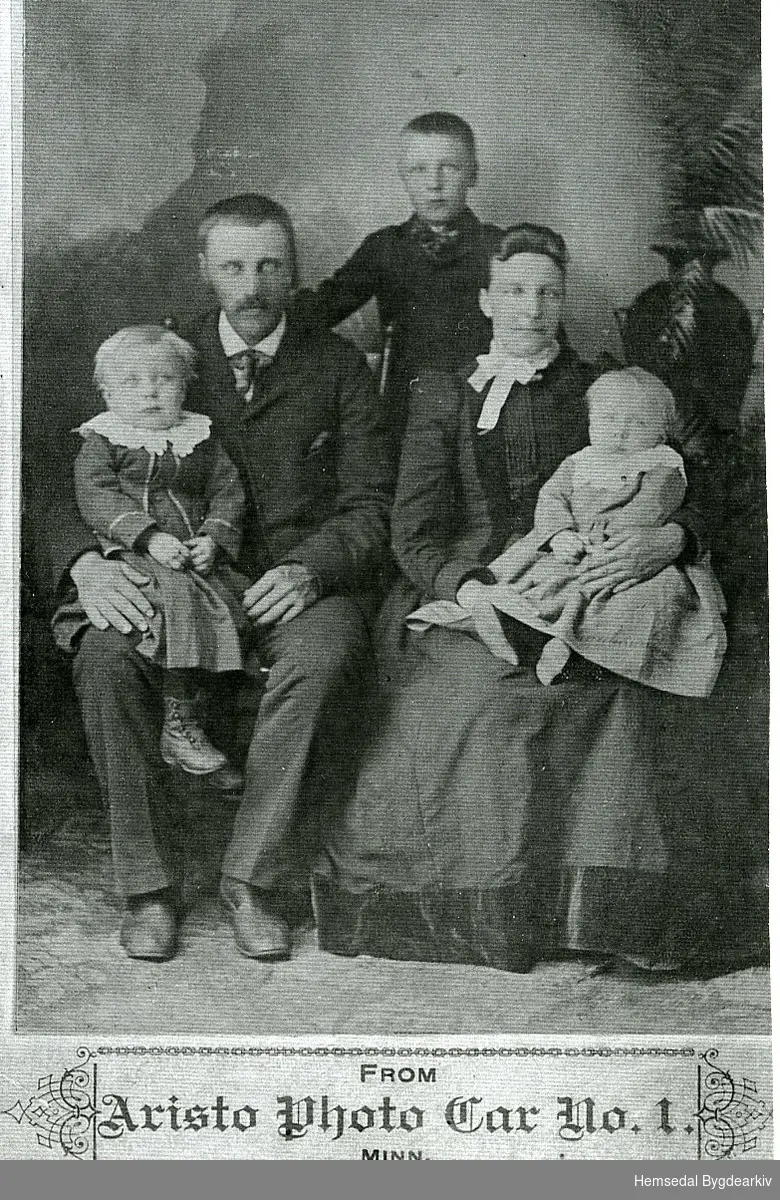 Ola Jodok, fødd 1871 i Hemsdal, med familie