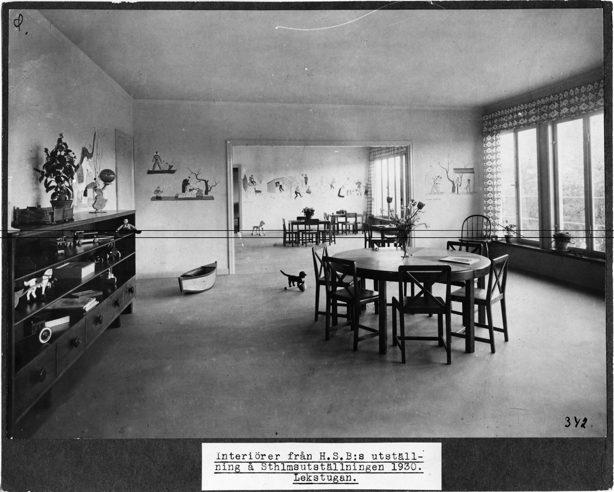 Stockholmsutställningen 1930
Interiör. Hall 35, HSB:s utställning, 2 tr: lekstuguanläggning.
