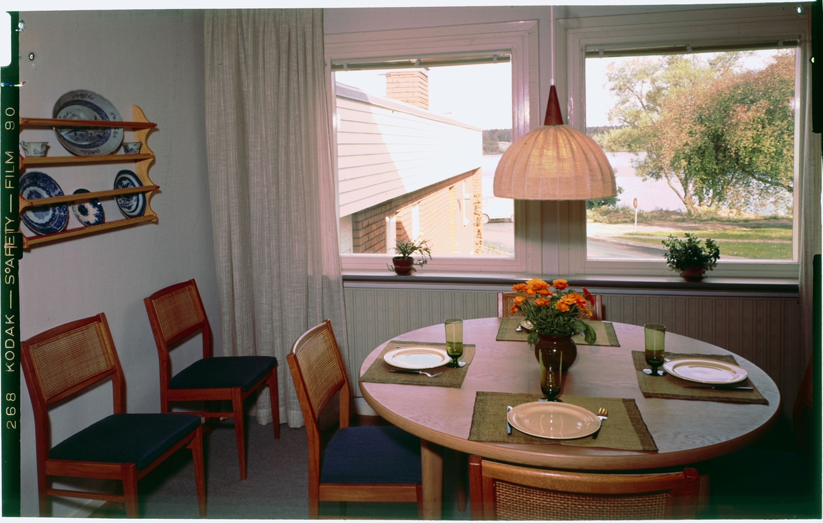 Interiör, troligen arkitektens eget hem. Dukat matbord, genom fönstret ser man en tegelvägg.