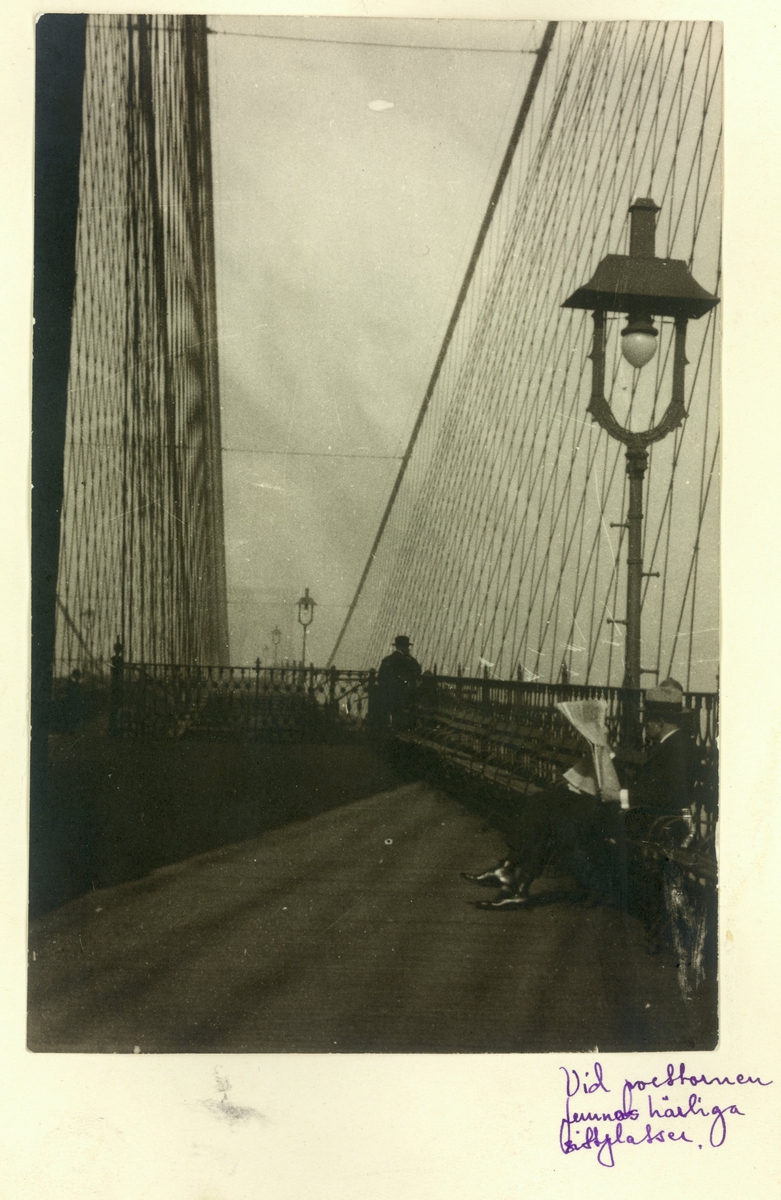 Brooklyn Bridge
Exteriör. Sittplatser, lykta i förgrunden. Resebild ur Gunnar Asplunds samling.