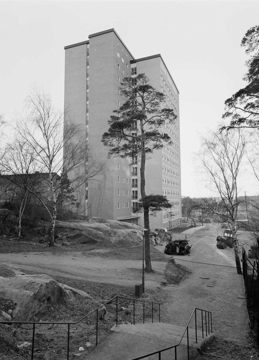 Stadshagsgården, vård- och ålderdomshem
Exteriör av gavelfasaden med träd och gångbro i förgrunden