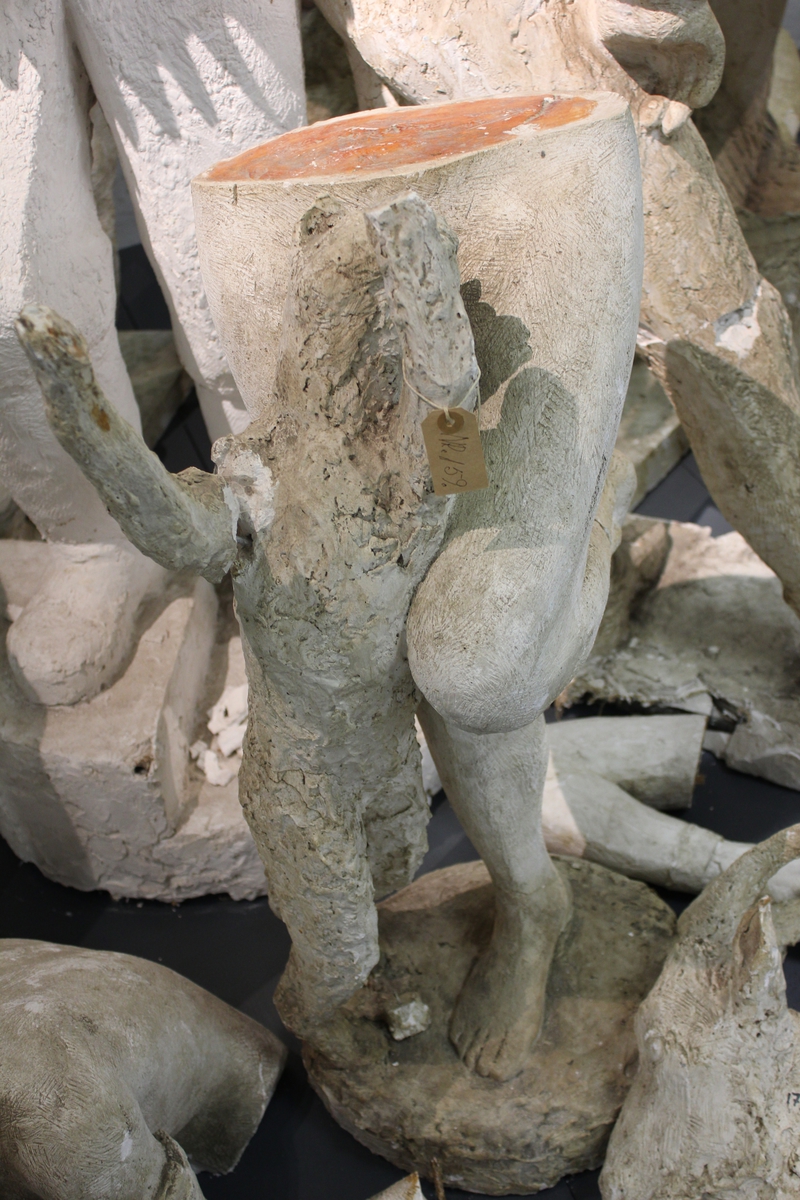 Skulptur i gips av en kvinne med to katter. Tittel: "Kvinne med kattedyr". Se også nr.160