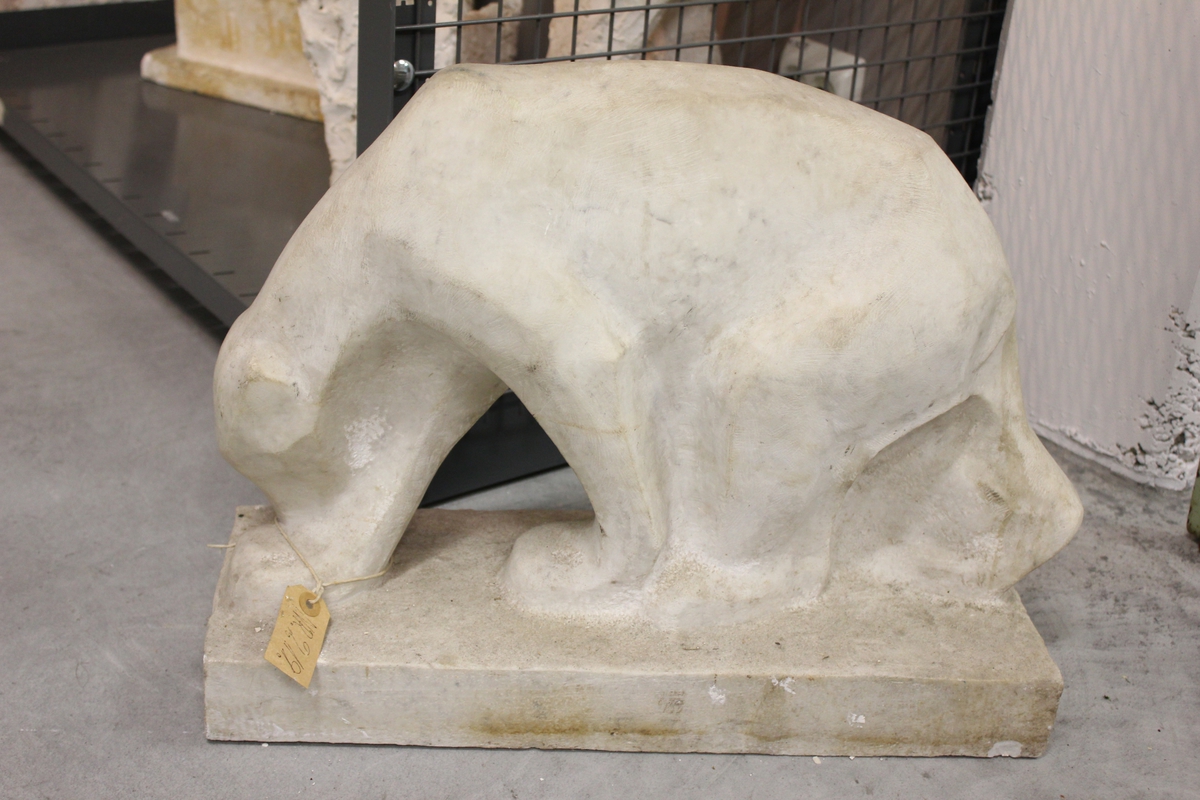 Skulptur av en isbjørn hugget direkte i marmor. Fra 1937. Norsk marmor
