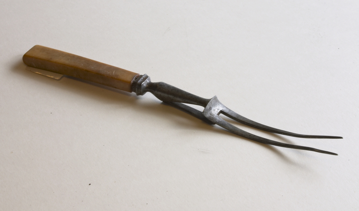 Gaffelen har to lange tinner og en fot bak. Denne ble brukt når steika skulle skjæres opp i skiver. 