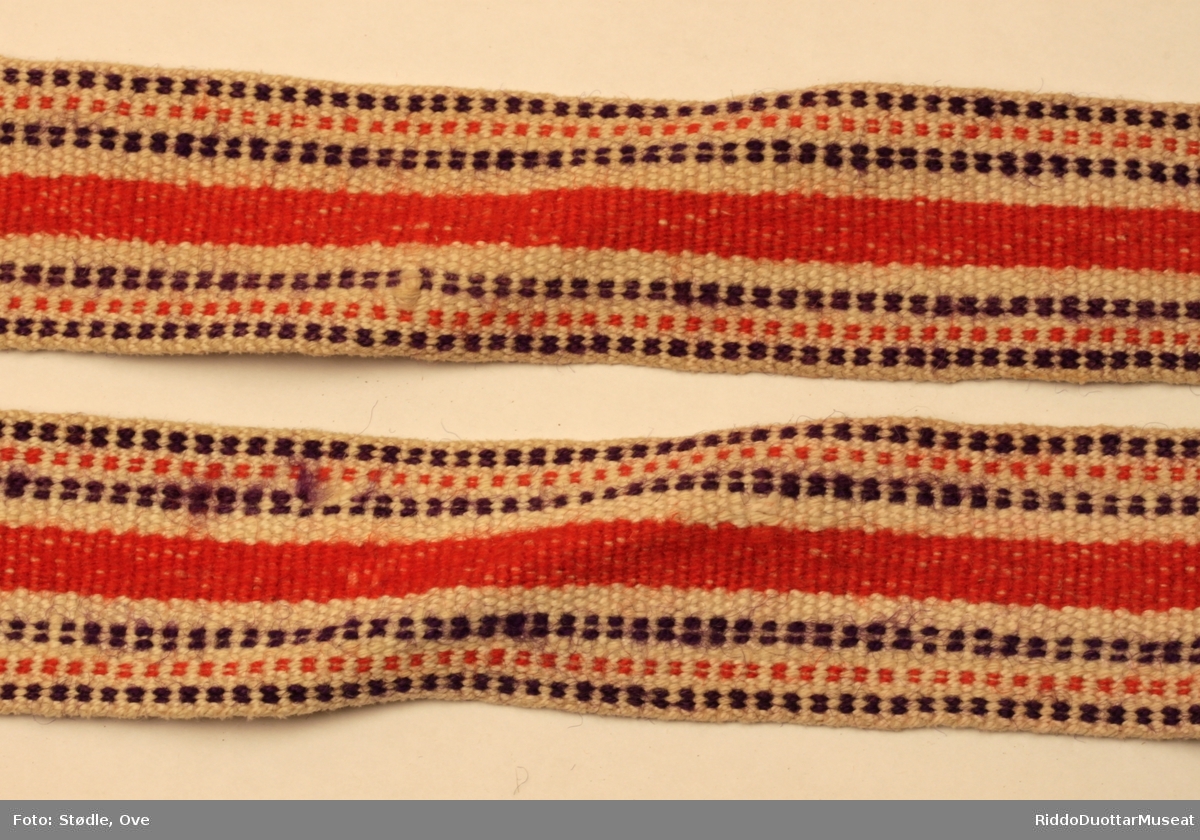 Porsanger skallebånd. Dette mønsteret er omtrent det samme som i Karasjok, Tana, Masi og Kautokeino. Mønstertråder i blått og rødt. Mønsteret er enkelt, langsgående og vekselsvis mellom blått og rødt fra ende til annen. 
I den ene enden er det sydd fast bárggeš med ulltråd, i den andre er det sydd fast en lang bit av sisti som skal festes til skotøyet, gjelder begge bånd.