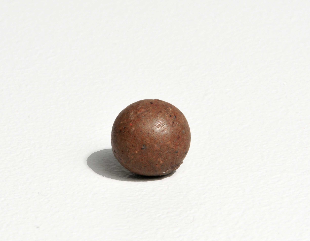 Form: Små kuleforma steinar.