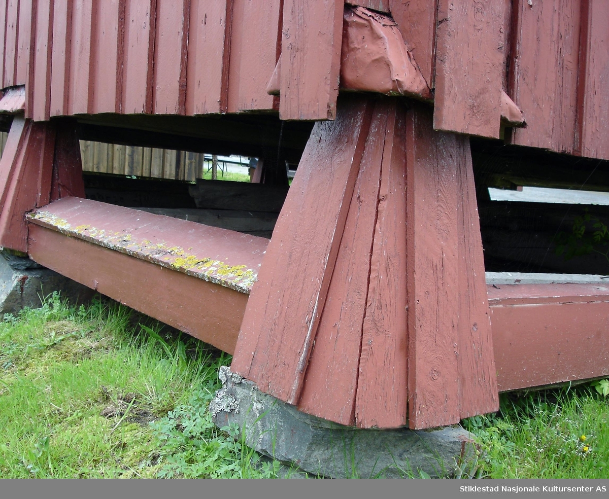 Lyngsburet er et toetasjes stabbur fra en av de større gårdene i bygda, og er typisk for nokså store bur. Stabburet er et kornbur.
