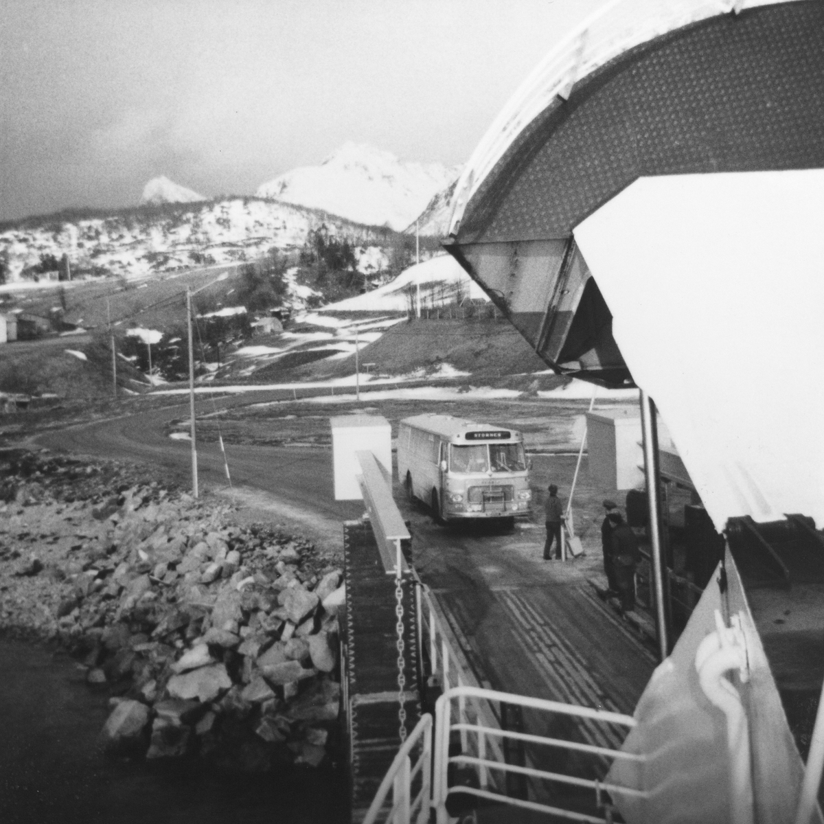 Buss på tur til å kjøre ombord i ferge ved fergeleiet på Grytøy.