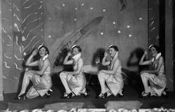 Fire kvinner på scene.