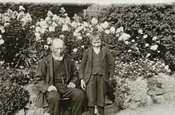 Eldre mann og gut på Rophaug.