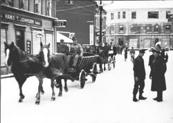 Tyske soldater med hest og vogn i Rikard Kaarbøs gate i Hars