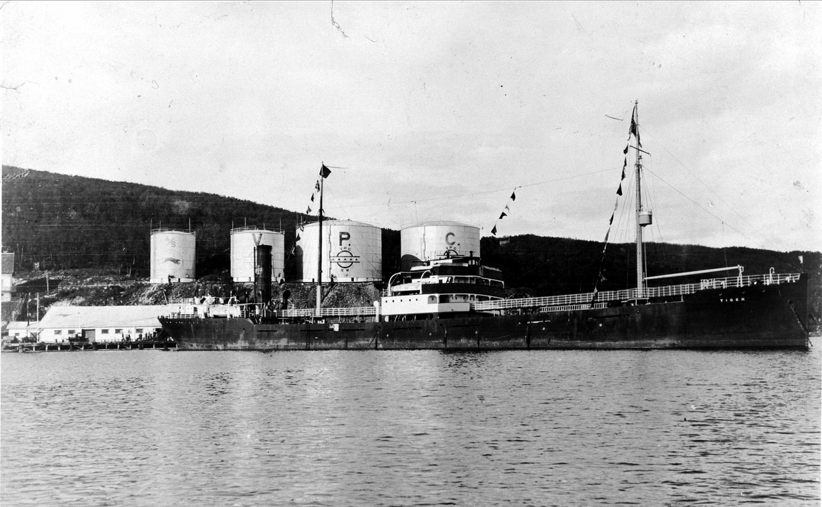 Tankskipet "Tiger" ved kaia til Vestlandske Petroleums Compani i Samasjøen.