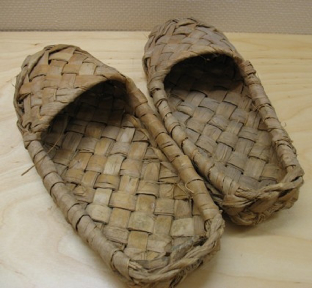 Skorna liknar VM 1206, fast dessa saknar snörremmar. Enligt Hagbergs inventering 1955 är skorna ej gjorda i bast utan i vidje.


Tillhör ryska samlingen.