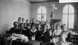 Klasserom med jenter som driv med saum, ved Trondarnes folke