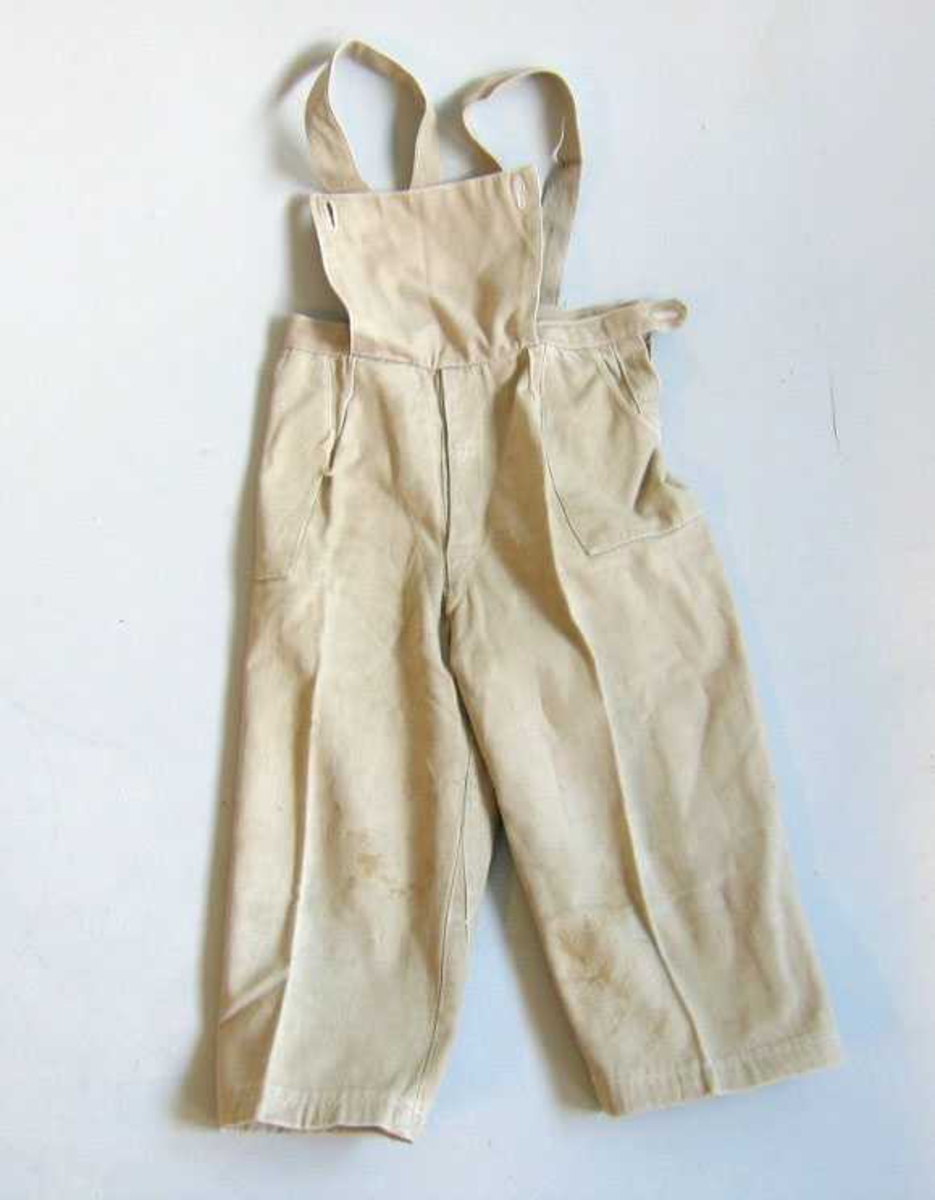 Form: Bukse med smekke, seler og to lommer
