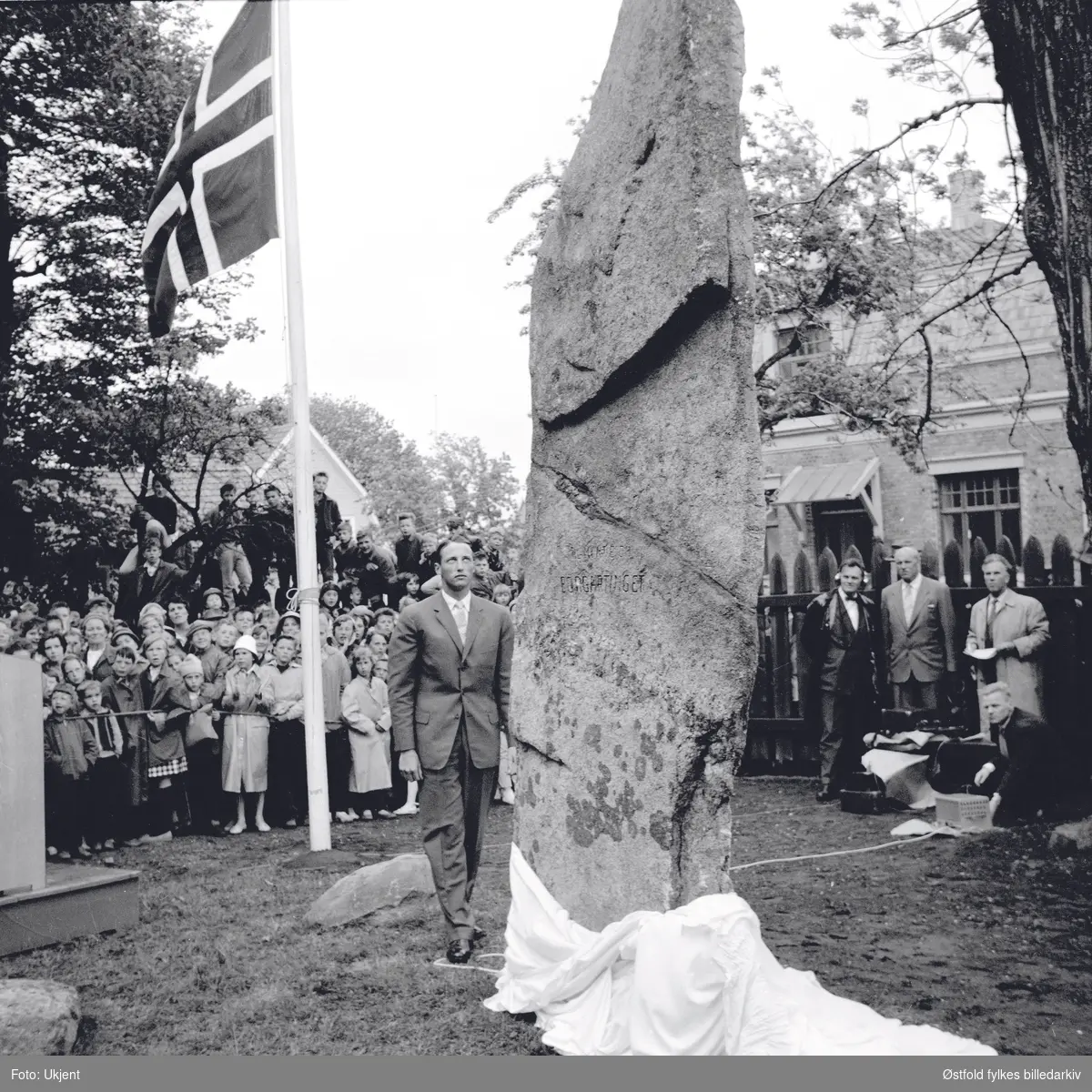 Kronprins Harald avduker minnesten for Borgartinget på Borgarsyssel museum, 1960.