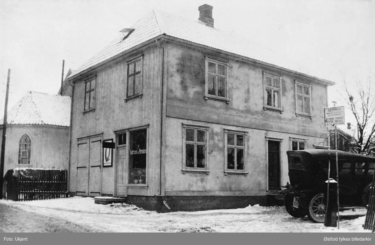 Iversen & Braatens bil - og bensinforretning i David Blidsgate, Eidsberg ca. 1920.