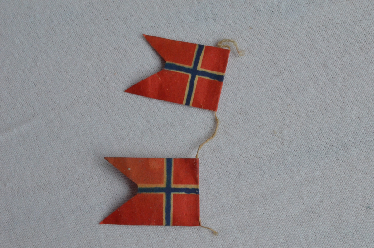 To norske flagg som opprinnelig har høyrt til eit band med norske flagg. Mest truleg nytta som juletrepynt.