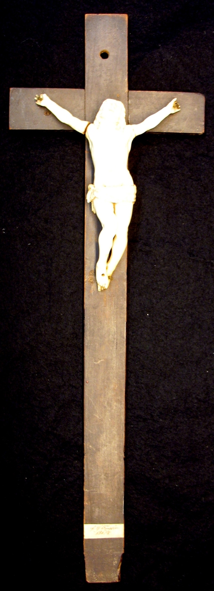 Kristusbild av elfenben, på kors av svartmålat trä. Sign: G Forssén  1/6 1861.